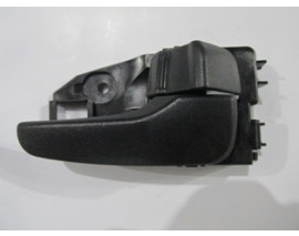 MITSUBISHI LANCER- 04/08; ÖN KAPI İÇ AÇMA KOLU SAĞ SİYAH (PÜTÜRLÜ TİP) (HUSHAN)