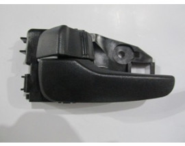 MITSUBISHI LANCER- 04/08; ÖN KAPI İÇ AÇMA KOLU SOL SİYAH (PÜTÜRLÜ TİP) (HUSHAN)