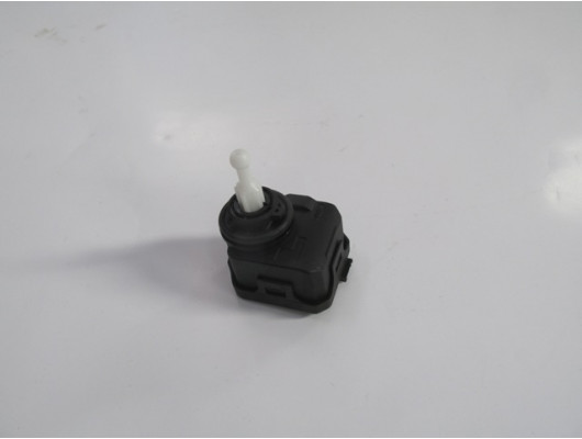 AUDI A4- 02/05; FAR MOTORU (12V)(YAN SOKET GIRISLI) (BFN)