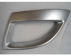 RENAULT GRAND SCENIC- 3- 10/12; ÖN TAMPON PANJURU DIŞ ÇERÇEVESİ SOL GÜMÜŞ GRI (TW)