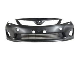 TOYOTA COROLLA- E150- 10/13; ÖN TAMPON SİYAH (IZGARALI/ÇEKİ/SİS/FAR YIKAMA DELİKLİ FPI)