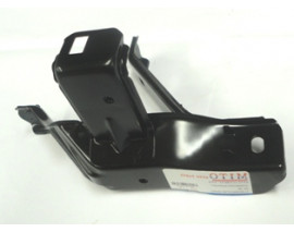 TOYOTA HILUX- PICK UP LN145- 98/01; ÖN ÇAMURLUK İÇ BAĞLANTI BRAKETİ SAĞ (TW)