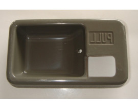 SUZUKI CARRY- 90/98; ÖN KAPI IÇ AÇMA KOLU ÇERÇEVESI SAG GRI (HUSHAN)