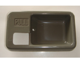 SUZUKI CARRY- 90/98; ÖN KAPI IÇ AÇMA KOLU ÇERÇEVESI SOL GRI (HUSHAN)