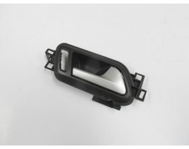 VOLKSWAGEN AMAROK- 17/20; ÖN KAPI İÇ AÇMA KOLU SAĞ SİYAH (ELCEĞİ GÜMÜŞ GRİ) (HUSHAN)