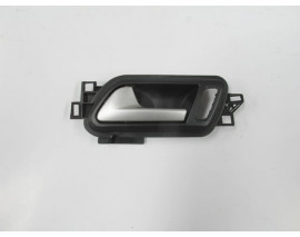 VOLKSWAGEN AMAROK- 17/20; ÖN KAPI İÇ AÇMA KOLU SOL SİYAH (ELCEĞİ GÜMÜŞ GRİ) (HUSHAN)