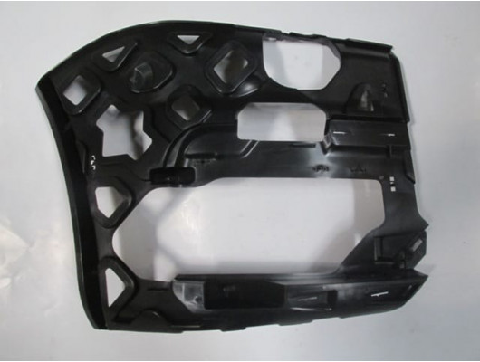 VOLKSWAGEN CADDY- 15/20; ÖN TAMPON BAĞLANTI BRAKETİ BÜYÜK SAĞ (YAN KULAĞA TAKILAN) (MAXI VAN)(TYG)