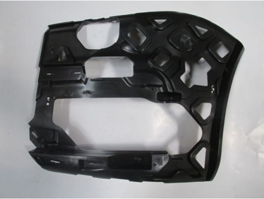 VOLKSWAGEN CADDY- 15/20; ÖN TAMPON BAĞLANTI BRAKETİ BÜYÜK SOL (YAN KULAĞA TAKILAN)(MAXI VAN)(TYG)