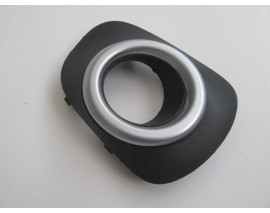 MITSUBISHI L200- PICK UP- 10/13; SİS LAMBA KAPAĞI SAĞ SİS DELİKLİ (ÜST ÇERÇEVESİ GRİ) (FPI)