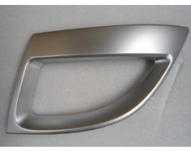 RENAULT GRAND SCENIC- 3- 10/12; ÖN TAMPON PANJURU DIŞ ÇERÇEVESİ SOL GÜMÜŞ GRI (TW)