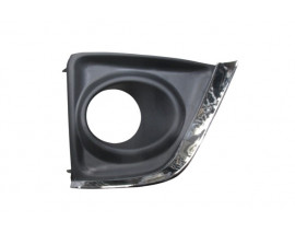 TOYOTA COROLLA- NDE180- 13/16; SİS LAMBA KAPAĞI SAĞ SİYAH SİS DELİKLİ (NİKELAJ ÇITALI) (TW)