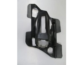 FORD TRANSIT CONNECT- 15/18; SİS LAMBA KAPAĞI İÇ BAĞLANTI BRAKETİ PLASTİĞİ SAĞ (TW)